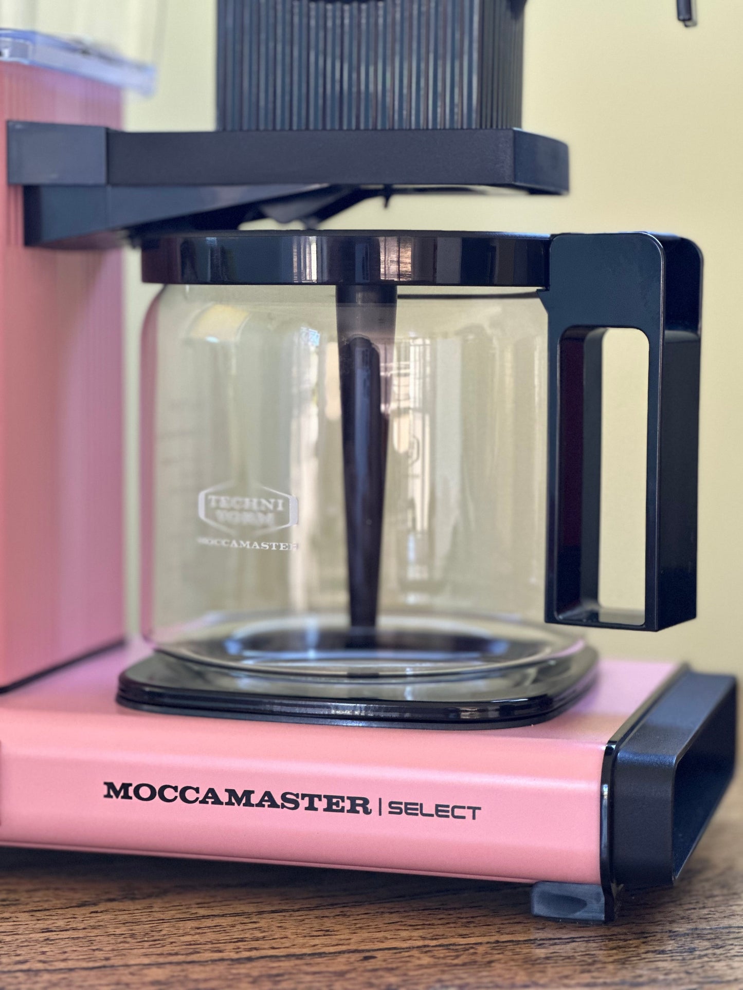 MoccaMaster Select filter coffee machine in pink, close-up detail