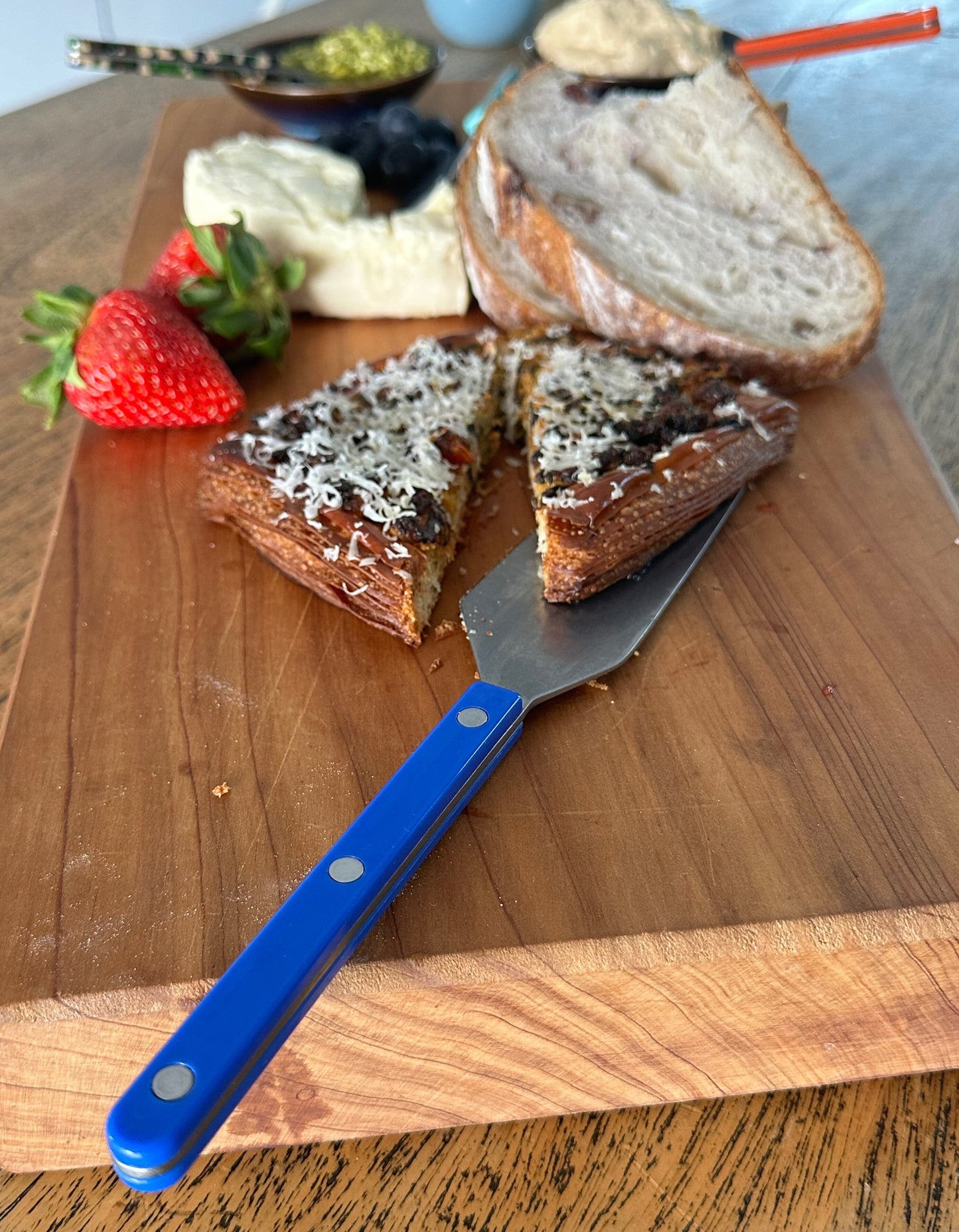 Sabre Paris Bistrot tart slicer in lapis blue, styled on table