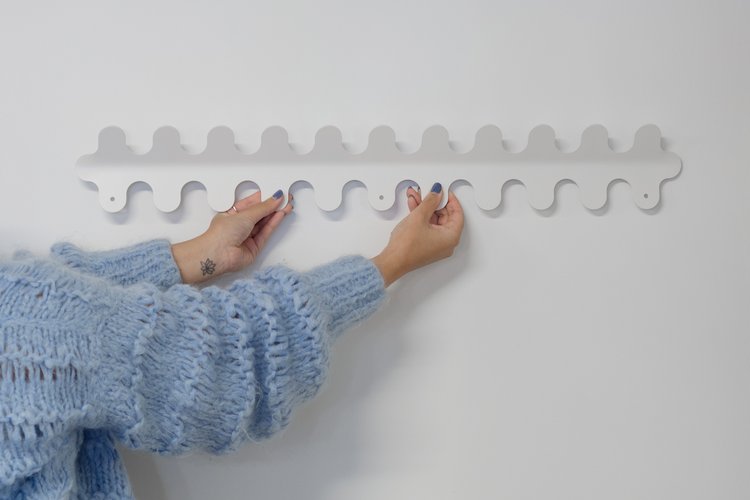 11 hook wiggle wall hanger in matt white, close-up detail