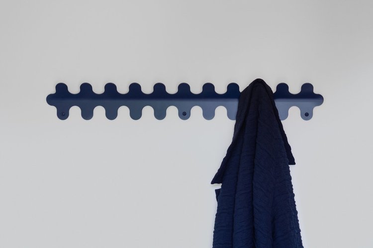 11 hook wiggle wall hanger in matt navy blue, close-up detail
