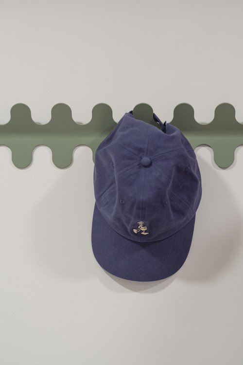 11 hook wiggle wall hanger in matt mist green, close-up detail
